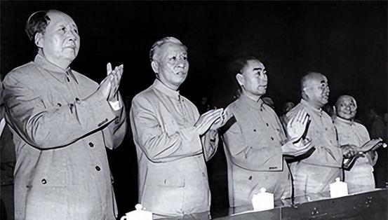 中央红军的总司令，总政委，总参谋长，总政治部主任分别是谁？
“1934年10月7
