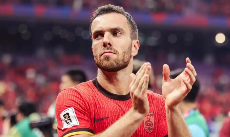 莫非归化球员就能搞特殊？其他国脚都已经在肇庆集训了好几天，归化球员塞尔吉尼奥至今