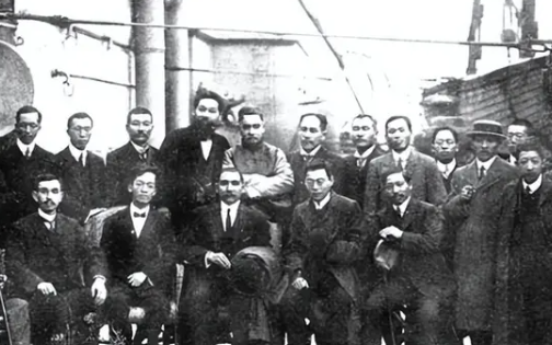 你知道洪门有多厉害吗？洪门红花棍发布声明反对台独，赖清德吓得不敢出门，生怕被爆头…