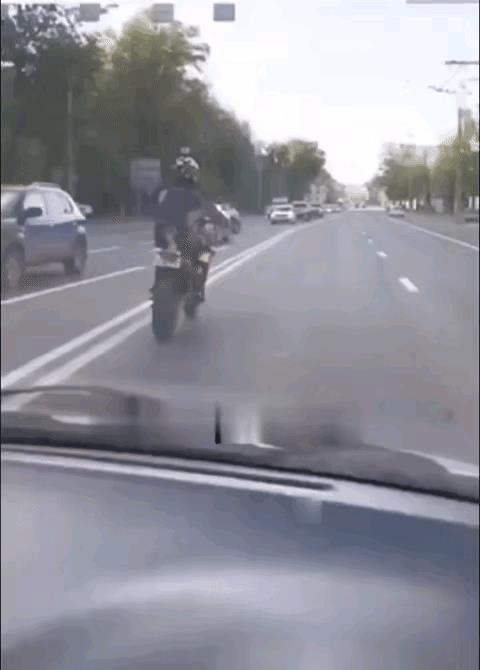 上班的路上，听到后面一辆摩托车放着汪峰的歌曲《我要飞的更高》的歌声，接下来伴随着