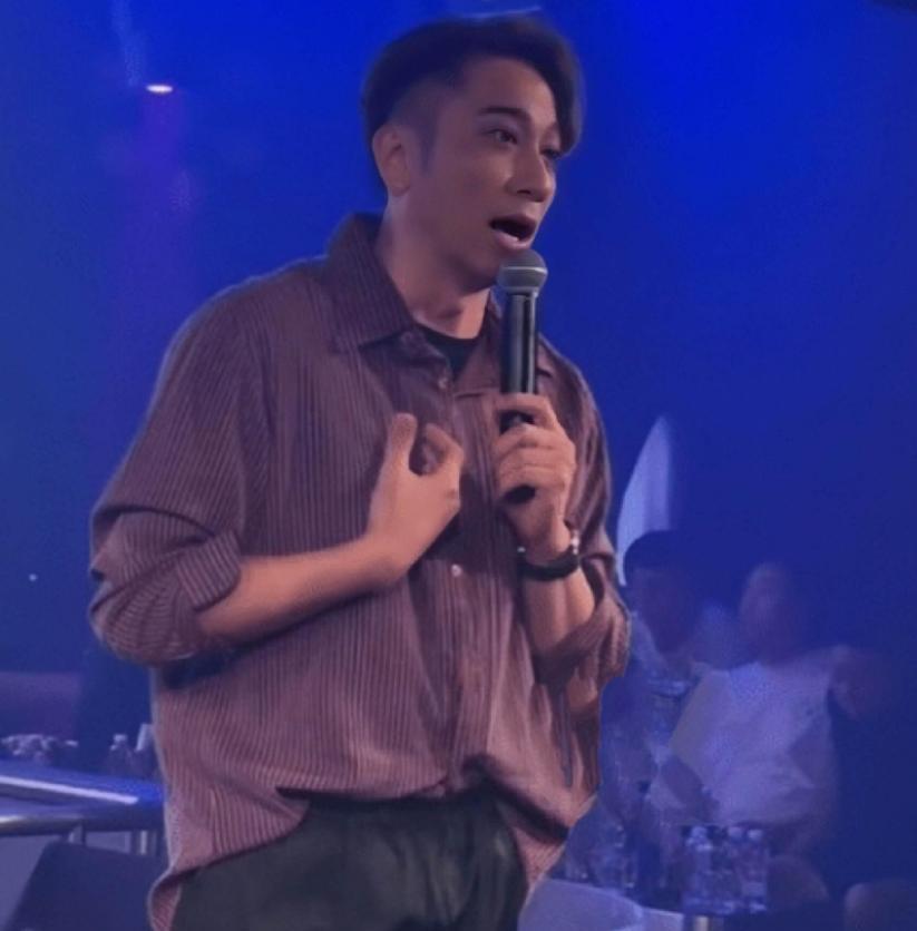 尴尬！香港知名男星活动起生理反应？双手放裤前做掩饰
活动当天，吴卓羲与粉丝们握手