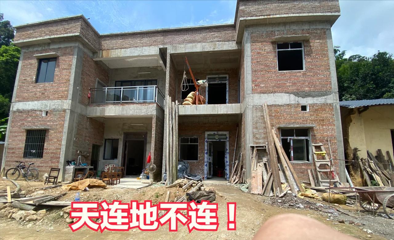 兄弟建房，这个做法大赞[心][心]
天连地不连，宅基地分成2块，
中间预留1米滴