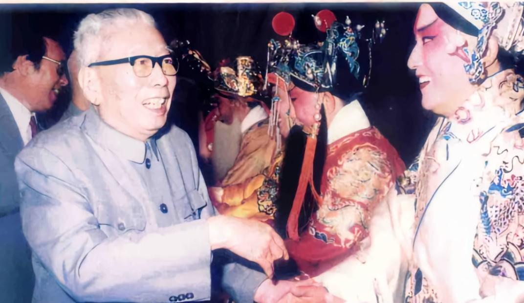 宋任穷同志接见工人京剧队演员的老照片。工人京剧队是20世纪中叶中国基层文化建设的