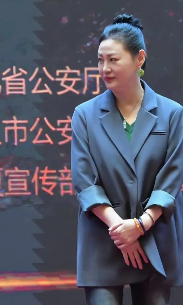 曾经风华绝代，风情万种， 现在直接变成了，邋里邋遢的大妈，西门庆，看到恐怕躲得远