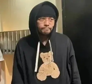 佝偻的背影，沧桑的胡子和眼袋，让人看了不禁泛起一阵酸涩，这还是那个意气风发的周董