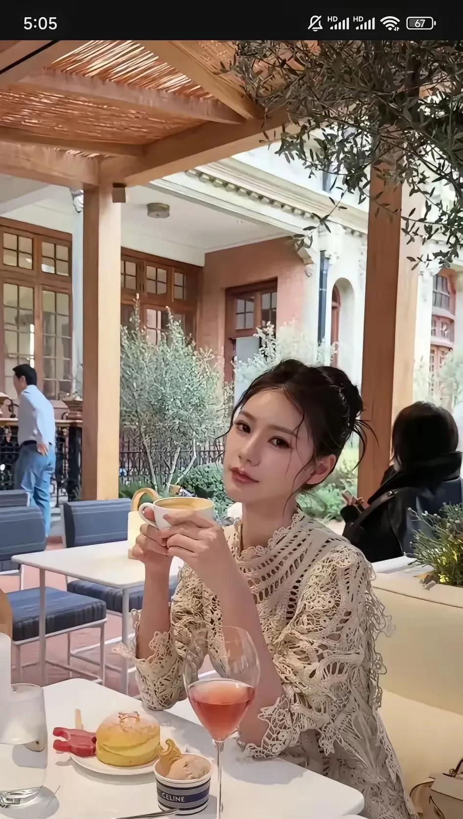 马筱梅再更新视频
马筱梅去了上海张园
是参加了一个品牌拍摄活动
底下一堆人问她咋