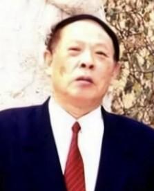 1976年，贺麓成站在人民大会堂灵堂门口，守灵名单上没有他的名字。他抬头望了一眼
