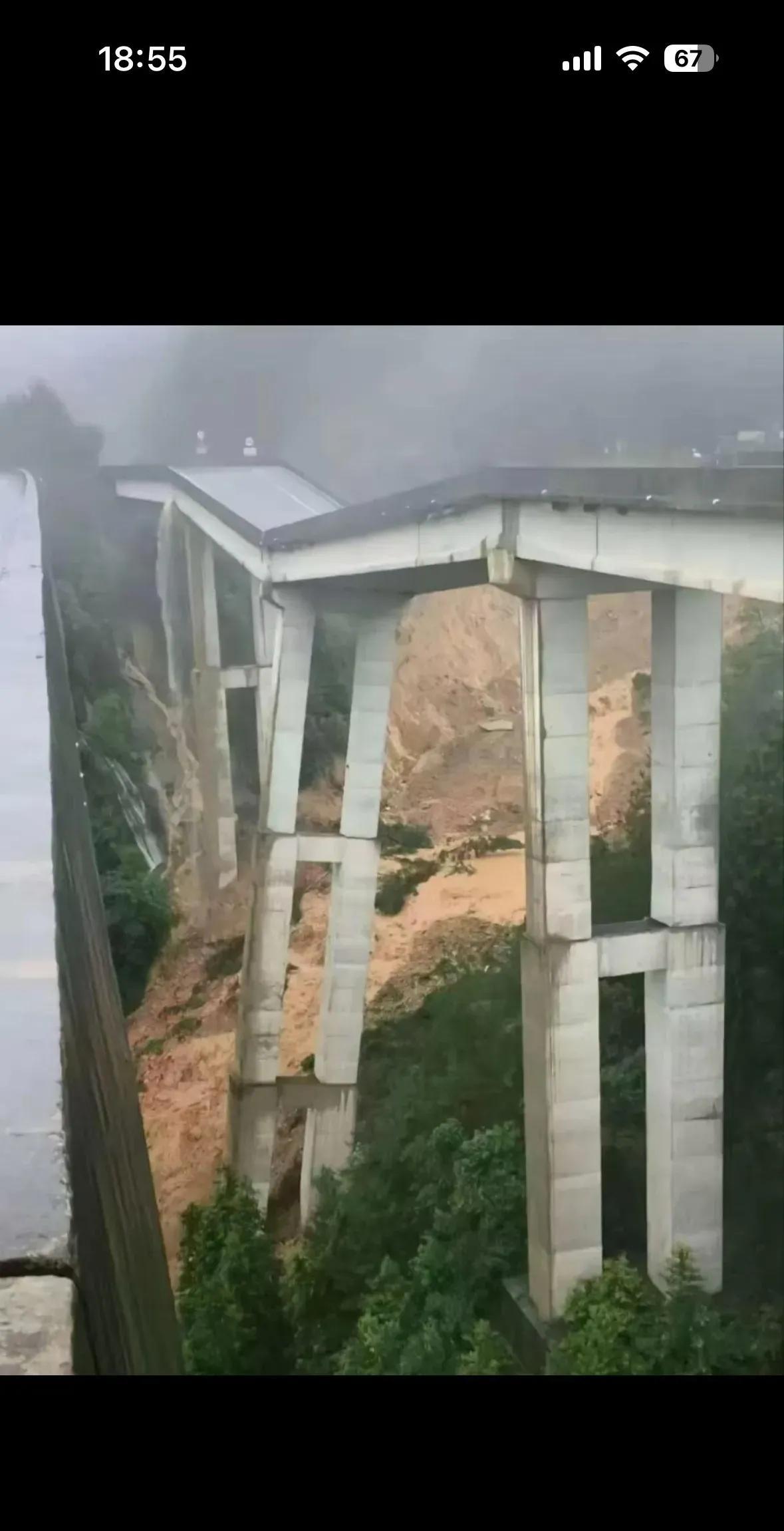 贵州黔南州厦蓉高速特大桥，因持续强降雨诱发山体滑坡，导致引桥发生垮塌。
有网友就