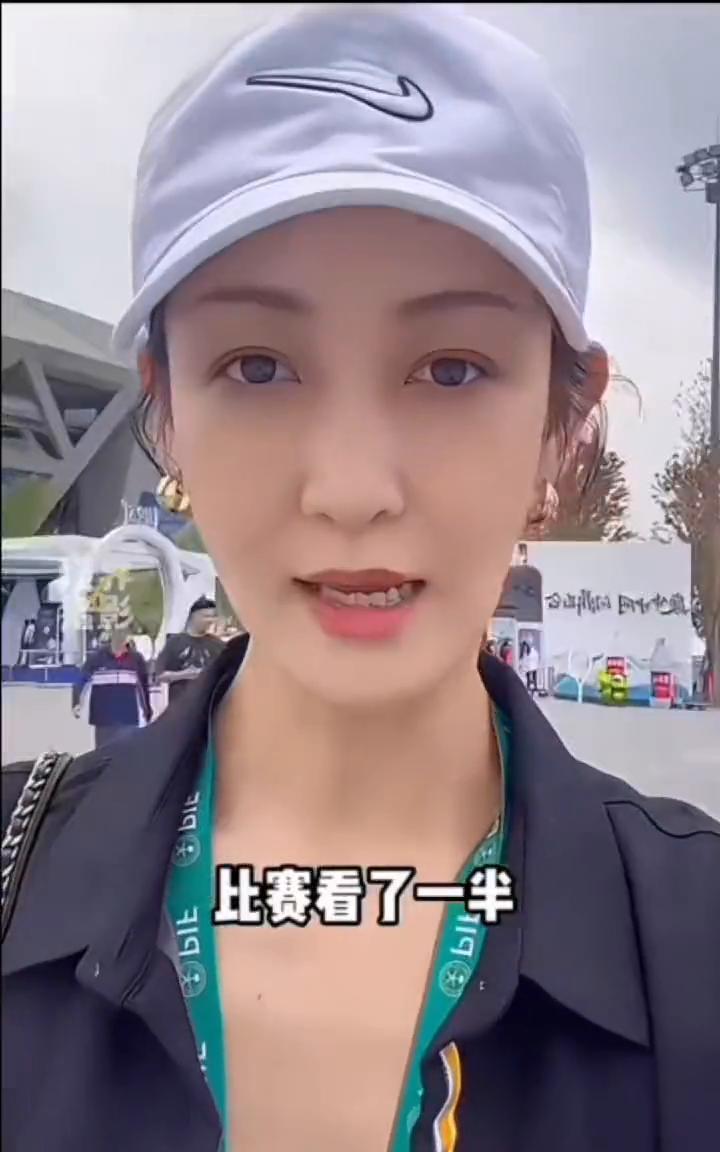 健康的午餐，看我的多健康。比赛看了一半，现在去接哥哥放学了，还给哥哥剩了两个吃的