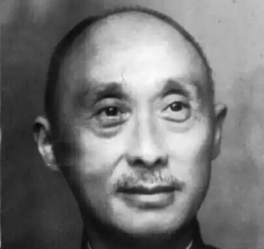 1948年冬，淮海战役的硝烟还未散尽，寒风呼啸的战场上，一名衣衫褴褛的男子被五花
