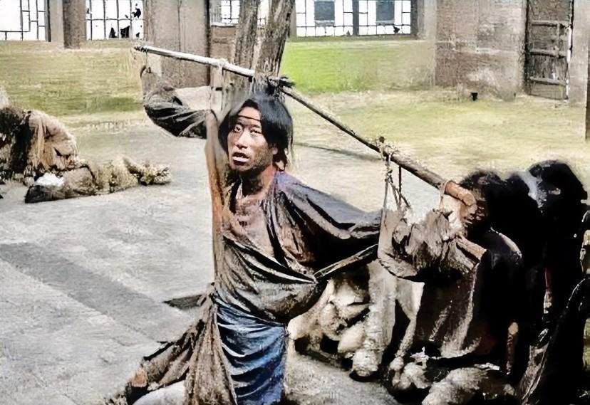 清末，一名被判处暴晒刑罚的犯人，被绑在树上。他衣衫不整，双臂绑着一根木棍，凌空悬