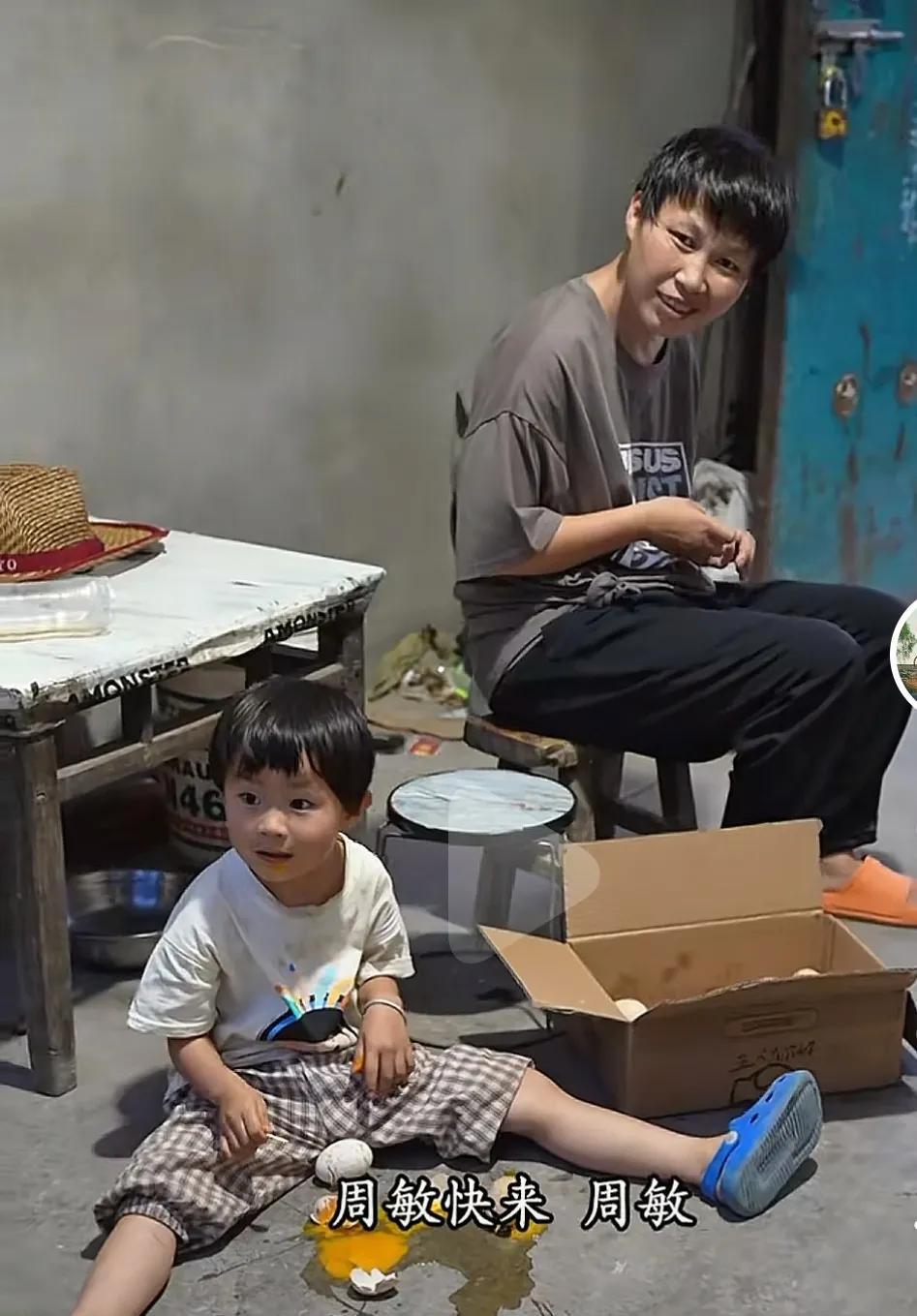 周敏谈起妙妙上学的事，愁容满面。  上次去杭州求医，专家明确表示妙妙的问题源于精