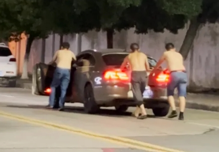 【湖北三男子酒后路边推行汽车数百米回家，交警：不属于酒驾】
6月11日21时许