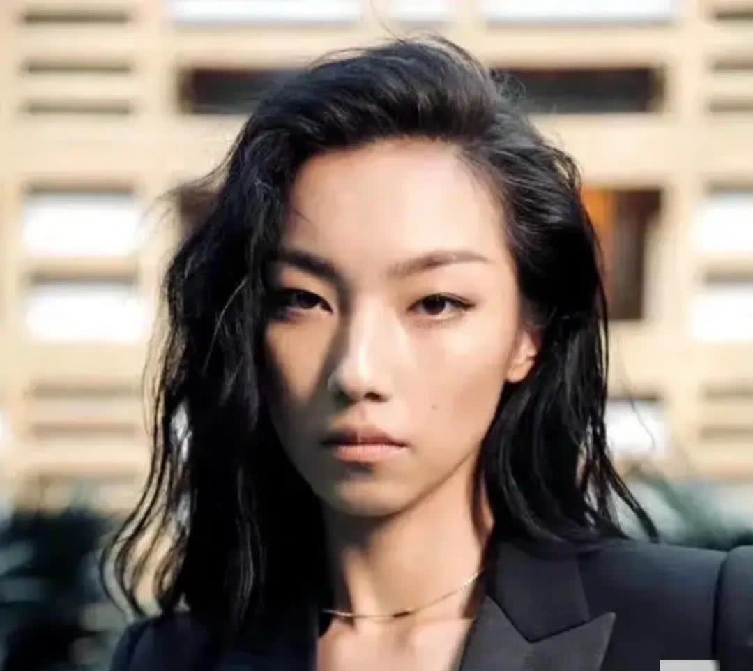 终于知道为啥文艺界经常搞眯眯眼了，还非爱用眯眯眼代表中国人。因为有些人真长这样还