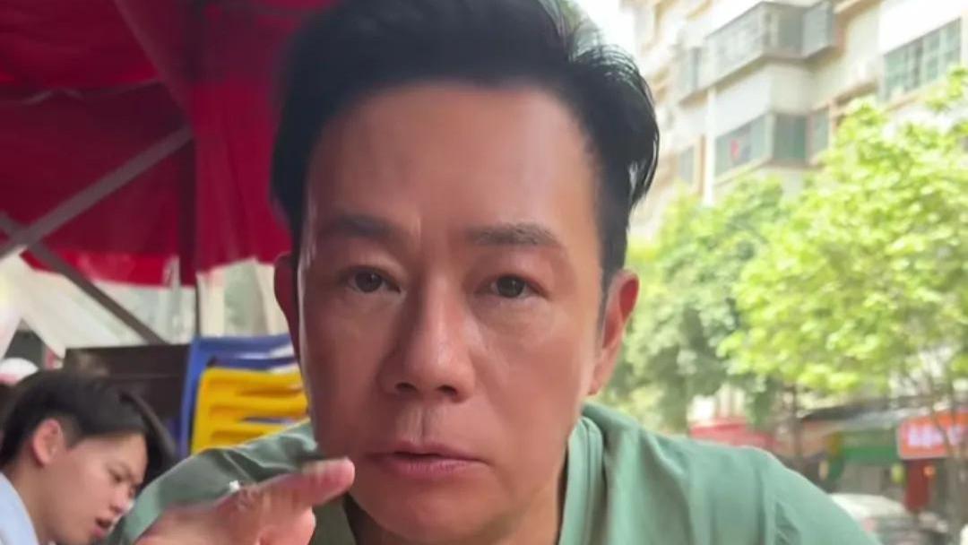 香港影帝长居内地，戴大金表光顾路边摊，30元吃4个菜直呼太划算