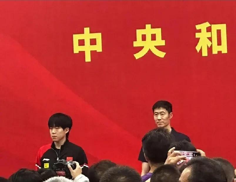 王励勤带爱将参加活动，
女队王曼昱和孙颖莎，
男队只看到王楚钦。
海产姐妹现场给