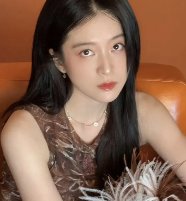张雪迎美照释出 修身长裙搭配黑长直尽显酷飒