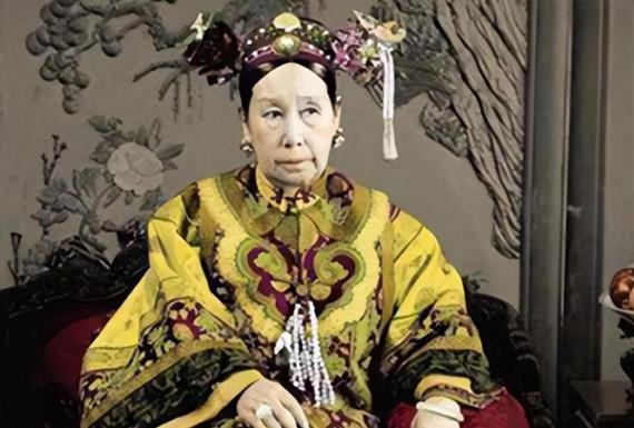 1945年，盗墓贼王绍义闯进了同治皇帝的地宫。穿着龙袍的同治皇帝只剩下一些遗骨，