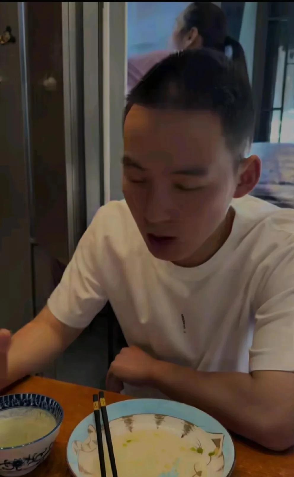 看谢浩男吃饭只有一句：嘴壮好养活！他妈许健华，可是真不会包饺子啊，买的现成的皮儿