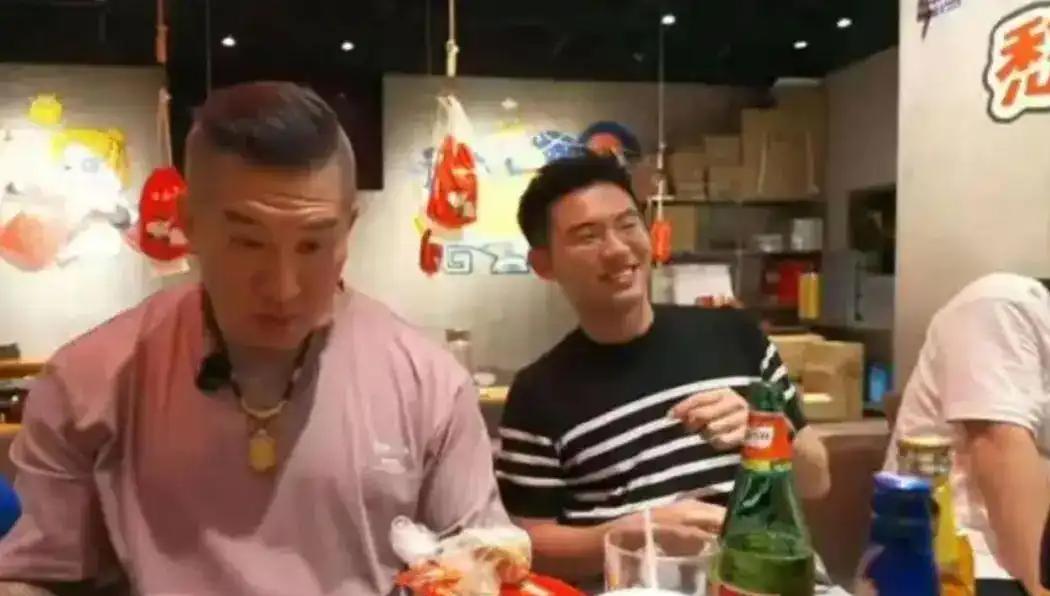 台湾网红“馆长”开启大陆行，出发前曾表示，看看内陆高铁有没有靠背，是不是餐餐吃榨