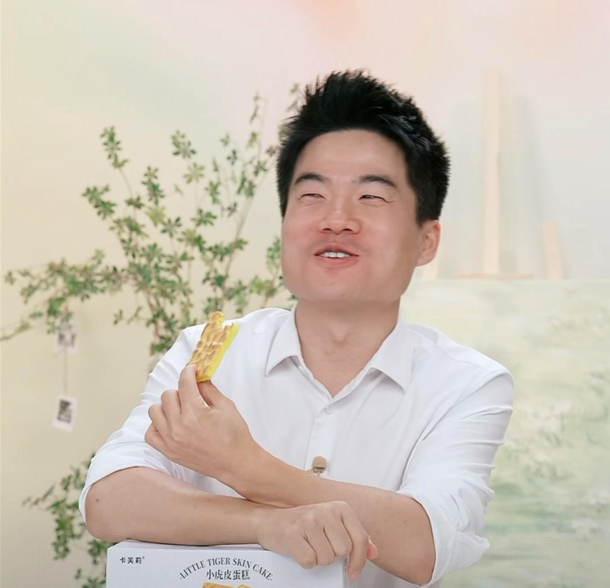 现在董宇辉很规律的每周出现3天
新的排班表出炉，在与辉同行播2天
在兰知春序播1