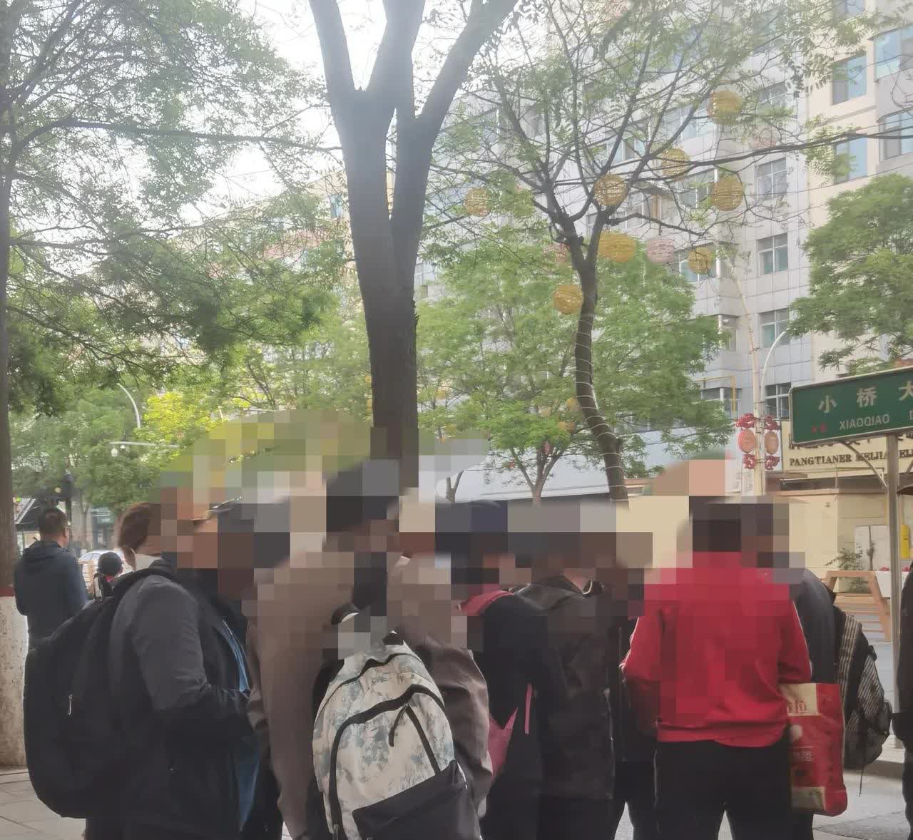 这几个“站大脚”嘴巴太脏，实在令人反感！

“站大脚”是青海人的叫法，是指打