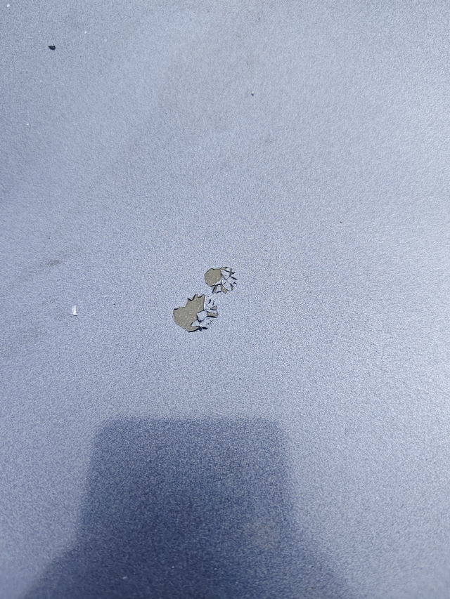 这啥原因机盖爆漆了
原车漆，前段时间还没有