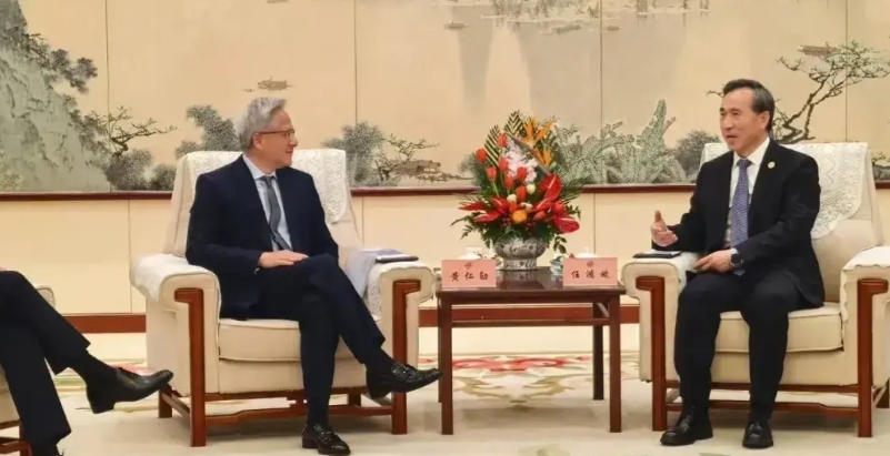 黄仁勋不穿他标志性的皮衣了

17日英伟达公司首席执行官黄仁勋到访北京，竟然穿起