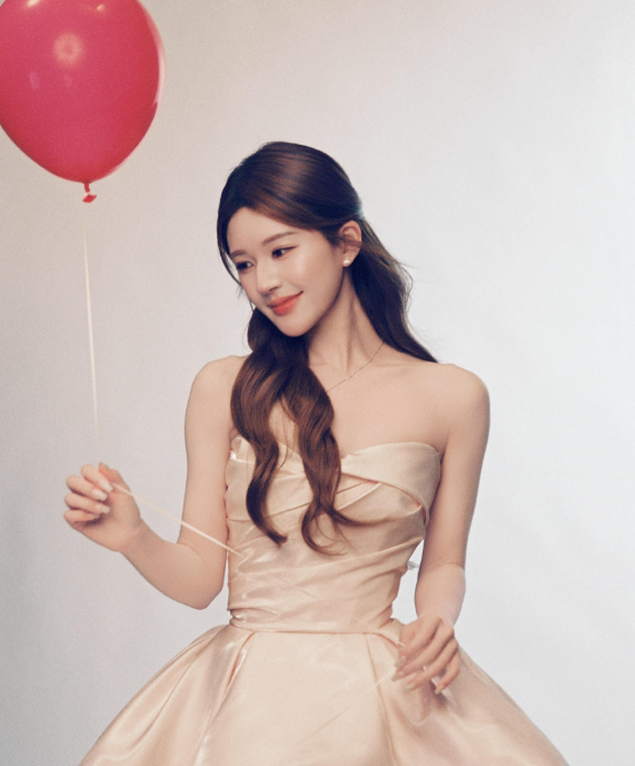 露思的嘴角弧度和气球一样