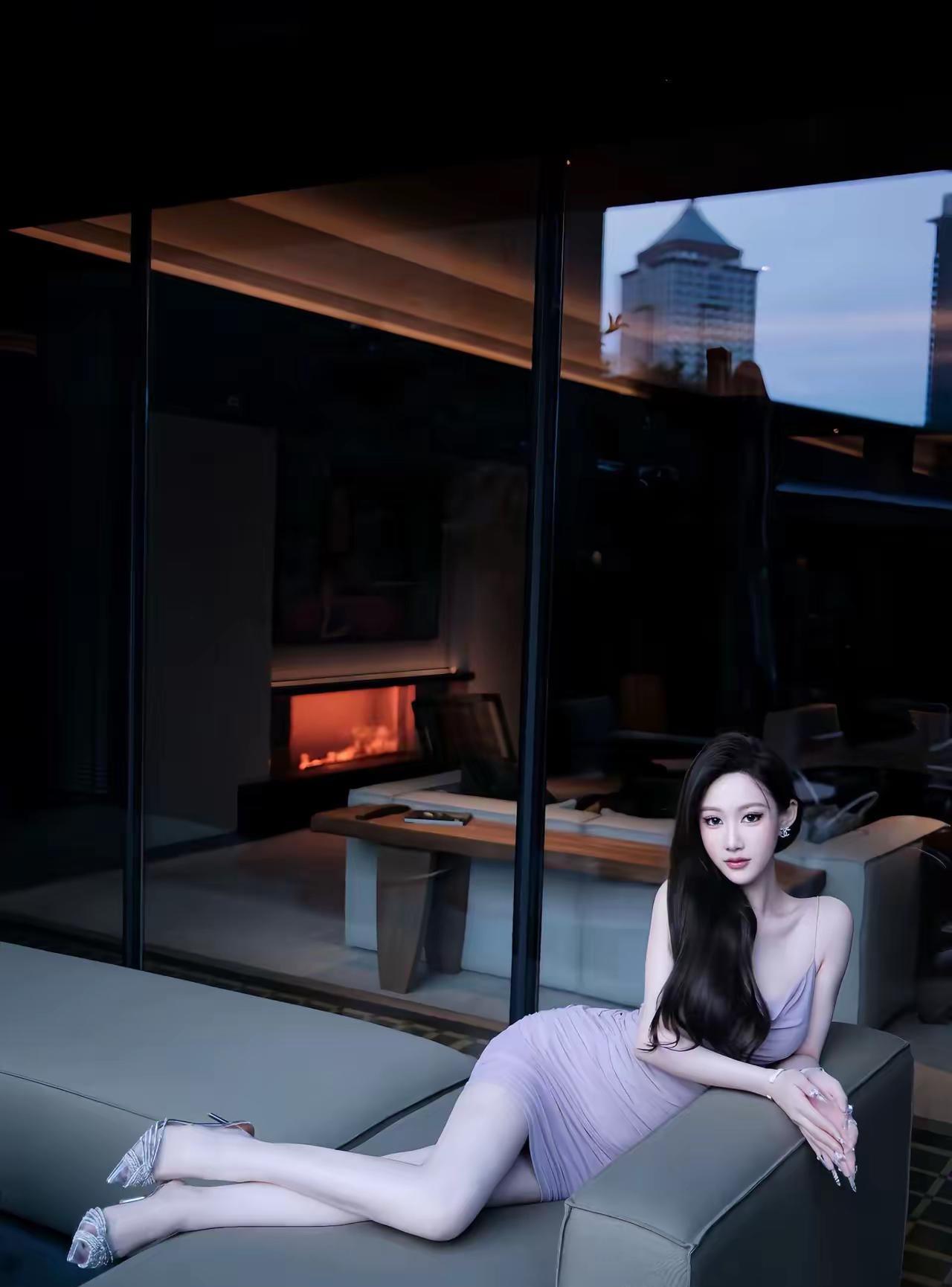 优雅都市女郎，静享黄昏时光