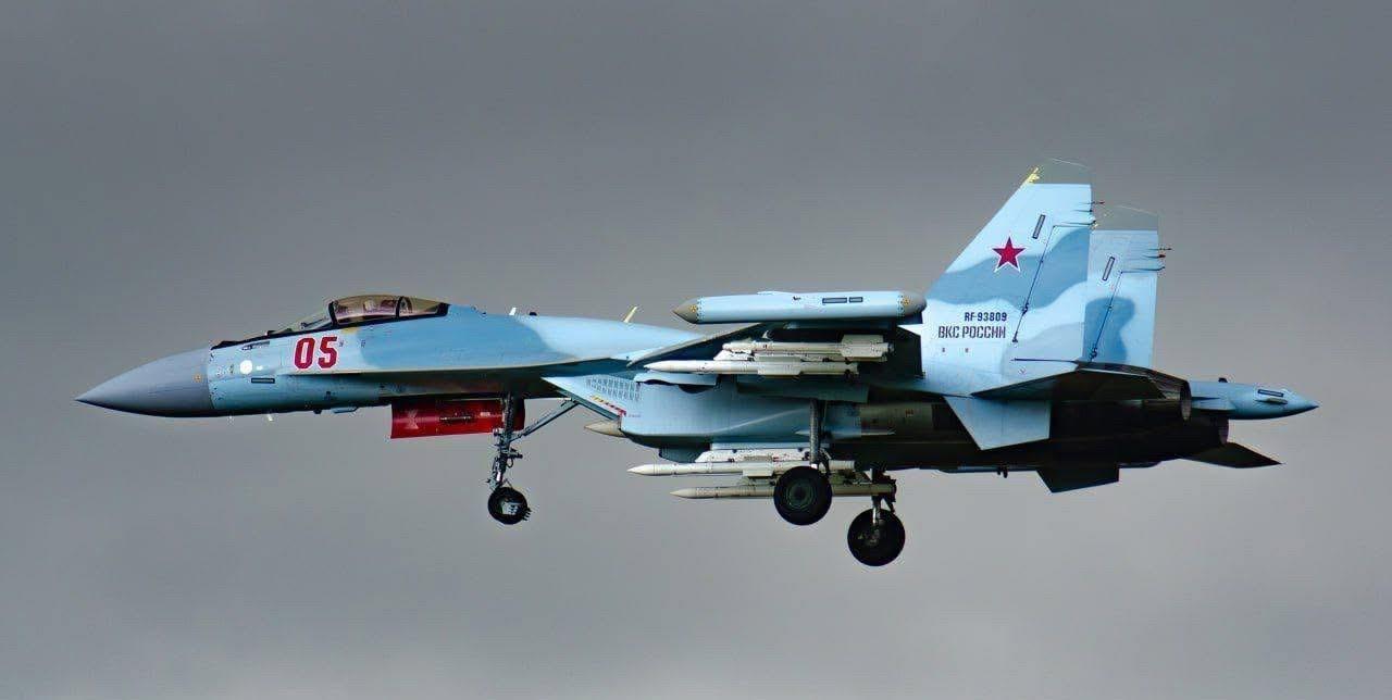 新交付俄空军的Su-35S降落在莫斯科州库宾卡空军基地，其翼尖挂载了Khibin