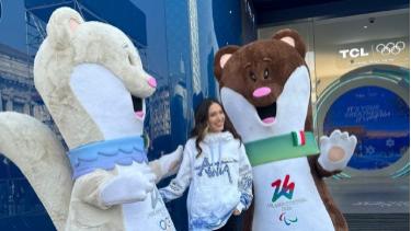 22岁谷爱凌米兰新造型：印染卫衣配细腿裤，和玩偶合影时少女心藏不住了