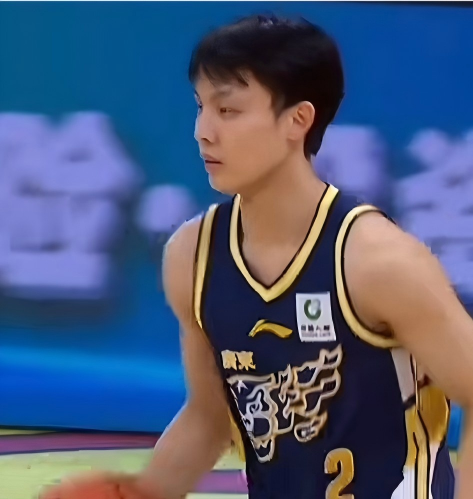 CBA常规赛上演精彩对决，广东队以110-105力克深圳队，拿下关键胜利。本场比