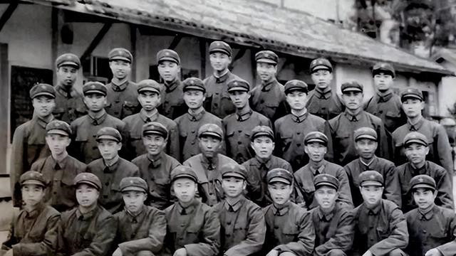 74年入伍，他转志愿兵后翻墙出去与姑娘约会，最终扎根当地