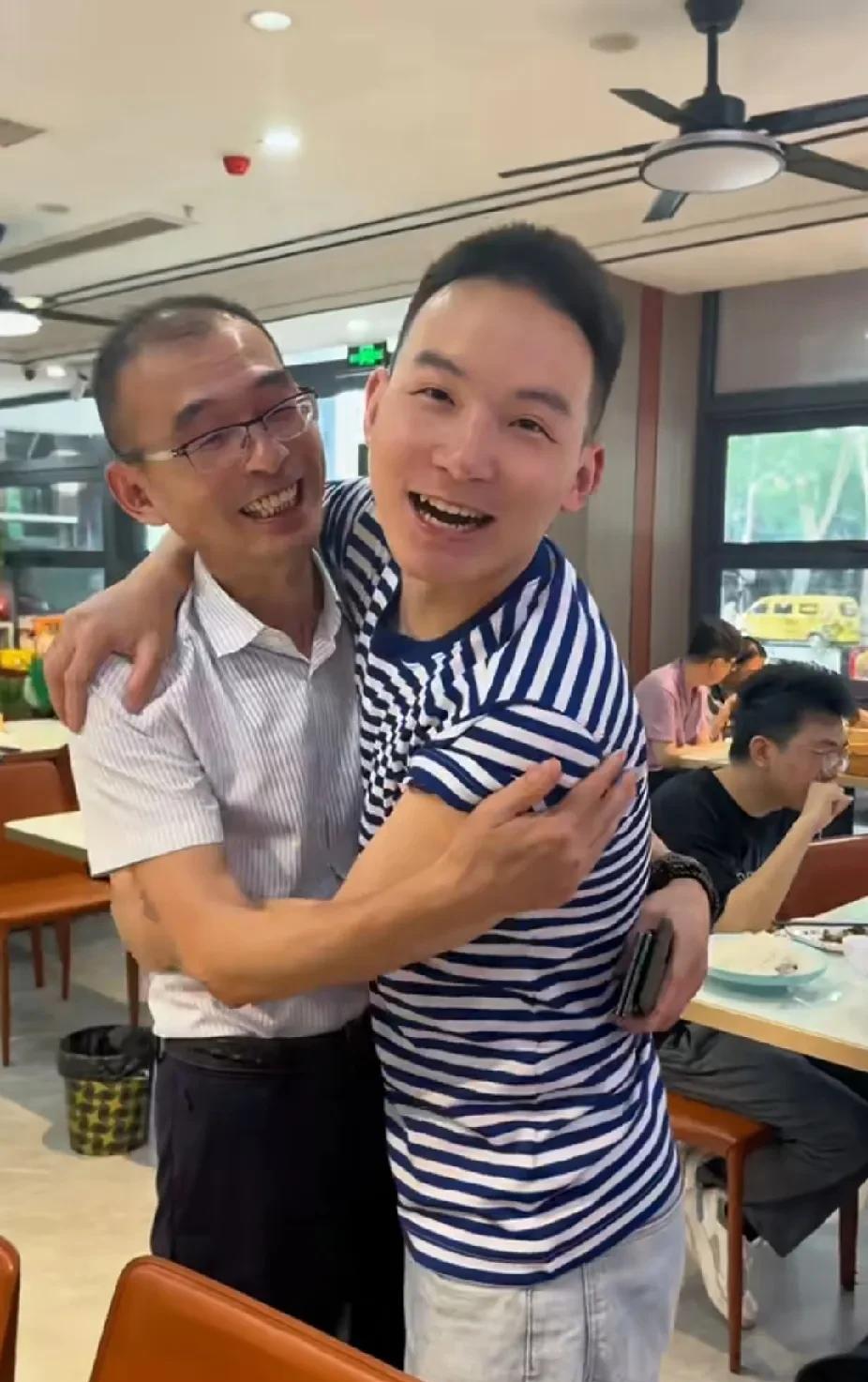 父亲节前一天，谢浩男爸爸谢岳去南京看儿子了。
抛开其它的不说，作为父亲，我觉得谢
