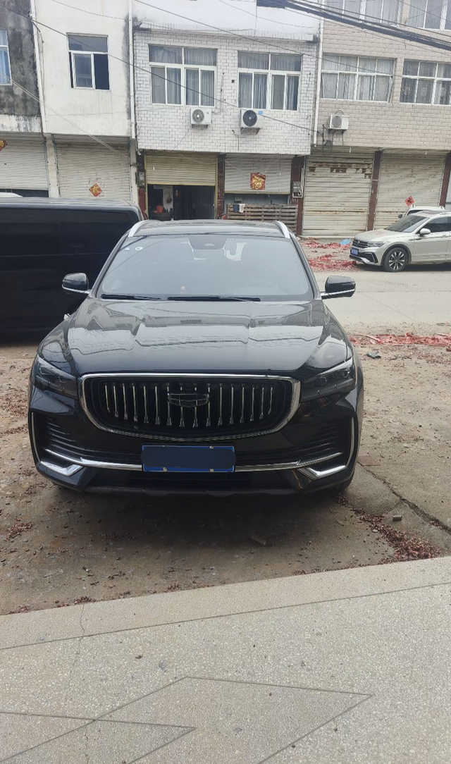 同样是手握星越L方向盘的兄弟
不真刀真枪地切磋一番，又怎知谁的“座驾”更胜一筹？