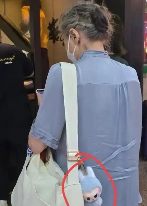 吴彦姝北京被偶遇，她包上挂着labubu好潮，87岁依旧优雅迷人！