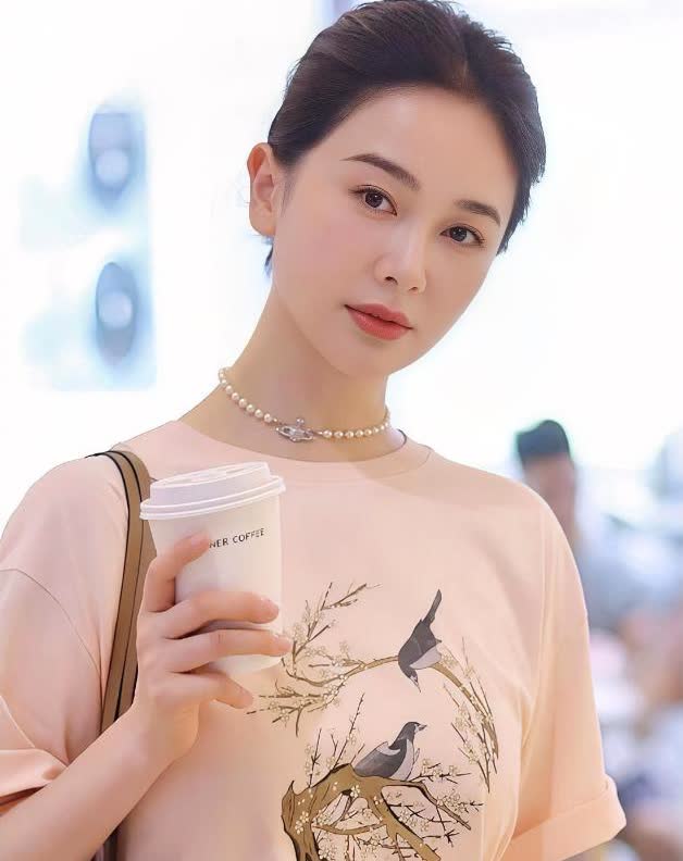 左小青已经很难再结婚了，
原因很简单，不是因为她年纪大，
也不是因为她还爱高