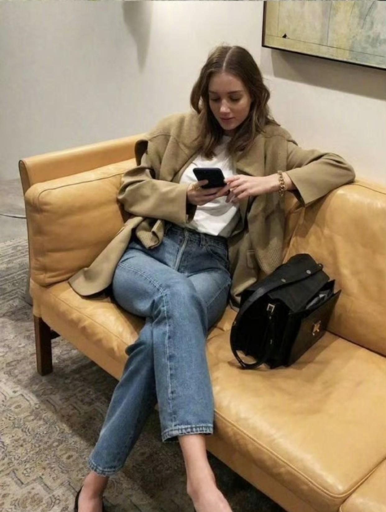 坐着的美人们，松弛感拉满。
#休闲美女# 
#椅子上的女士#