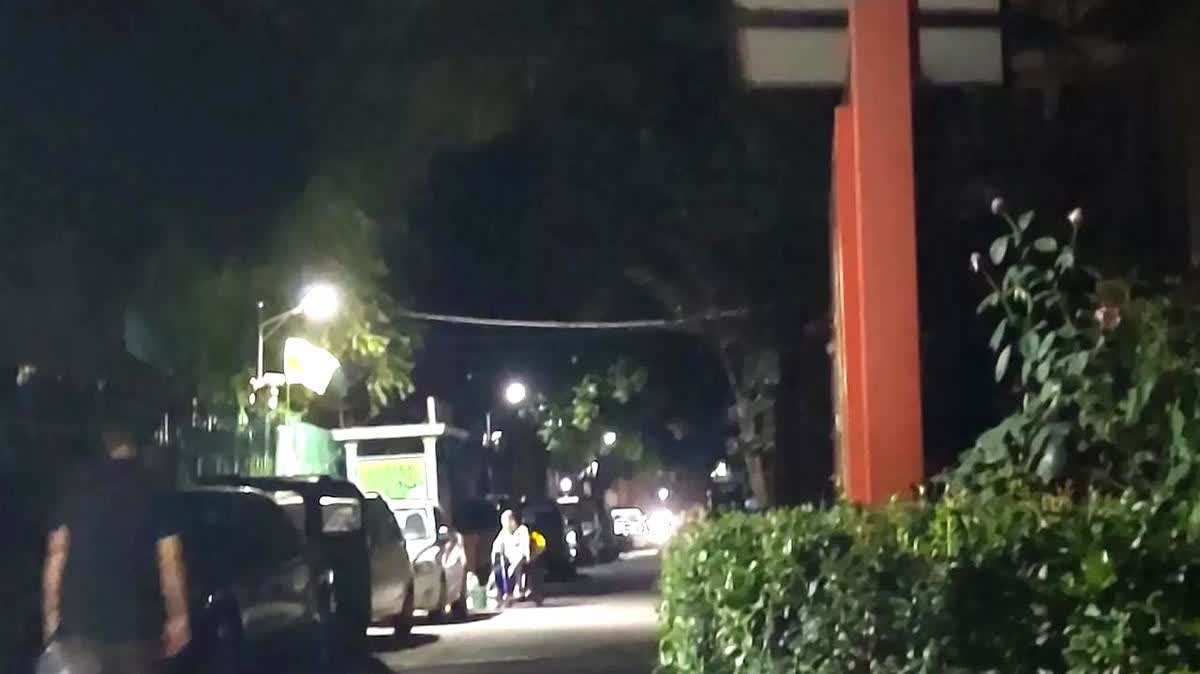 每天晚上十点以后，在郑州市中原区秦岭路附近一小区里就会看到一看上去五十多岁的女人