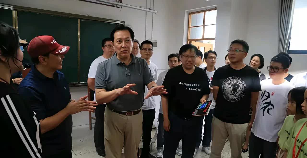 73岁的唐国强，被生活压得直不起腰。两个残疾儿子的天价治疗费像座大山，压得他凌晨