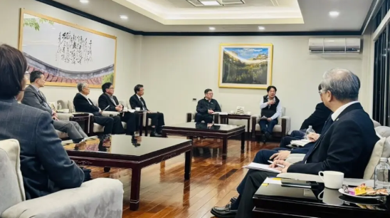 台湾不着急掀底牌？
面对美国对台湾加征32%关税
台湾当局昨天下午召集ITC产业