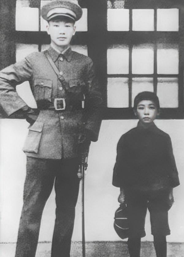 您认得出图中这对父子吗？
这位父亲在我国历史上大名鼎鼎，无人不知。
儿子呢，曾和