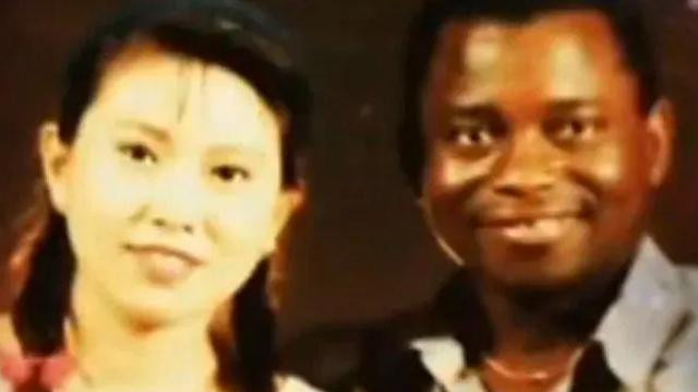 90年北大学霸远嫁非洲，因战争无奈回国卖盒饭，再见老公已是大官