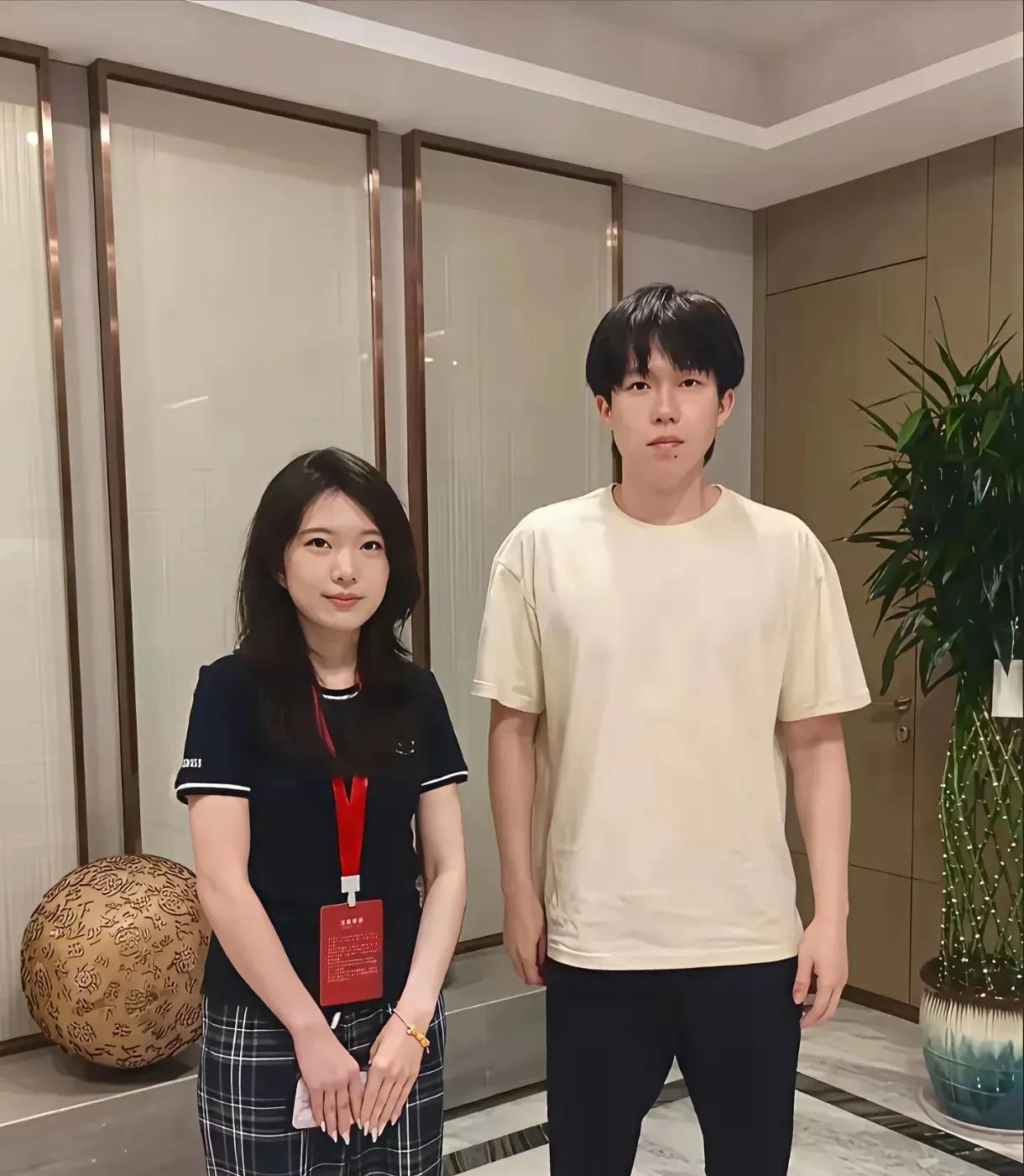 三张图看懂身体语言，
王楚钦和工作人员拍照
小美女看大头不怒自威的样子，
很拘谨