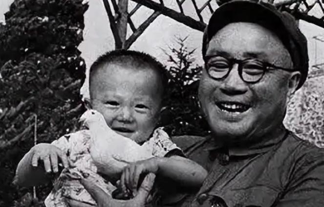 1945 年深夜，一男子爬进了延安保育院的窑洞。突然，他拿出锋利的匕首，残忍地在