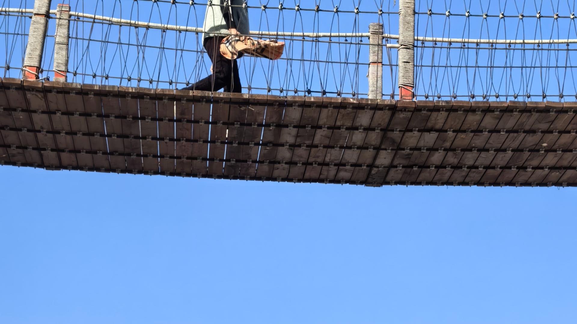 进入蓝关古道的一条秘道：入口视野开阔风景绝佳，不知道谁走过