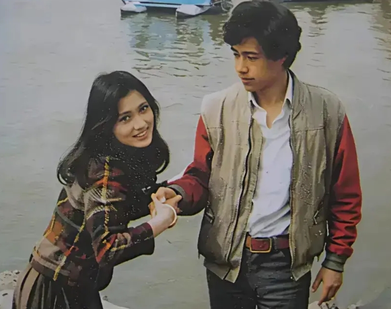 这张照片拍摄于80年代，林芳兵和这位帅哥，手牵手漫步在宁静的湖边，共享浪漫时光。