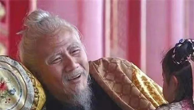 1398年，朱元璋病入膏肓，虚弱地躺在龙床上。这时有小女孩跑了进来，蹲在床边，老