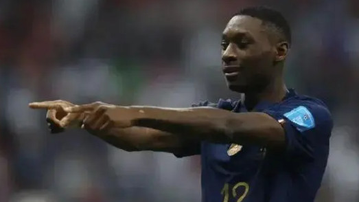 安德烈·穆阿尼是一位备受瞩目的前锋，他在法兰克福效力期